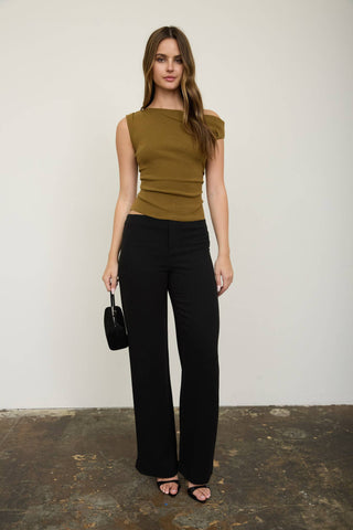ASYMMETRIC BOAT NECK FITTED KNIT SWEATER TOP: BROWN