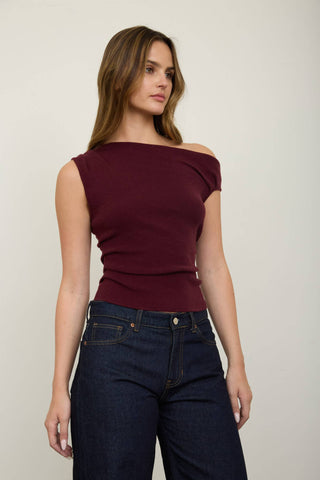 ASYMMETRIC BOAT NECK FITTED KNIT SWEATER TOP: BROWN