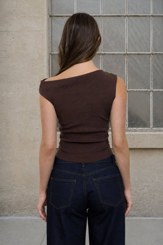 ASYMMETRIC BOAT NECK FITTED KNIT SWEATER TOP: BROWN