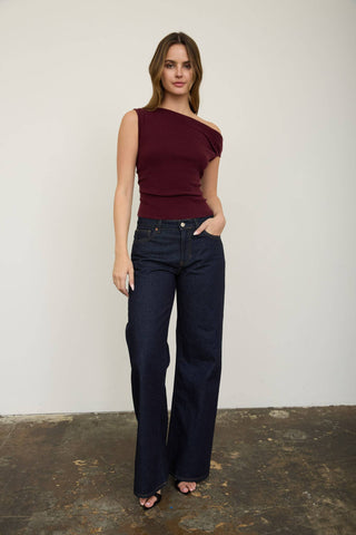 ASYMMETRIC BOAT NECK FITTED KNIT SWEATER TOP: BROWN