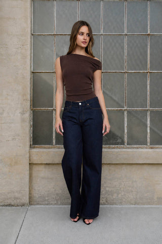 ASYMMETRIC BOAT NECK FITTED KNIT SWEATER TOP: BROWN